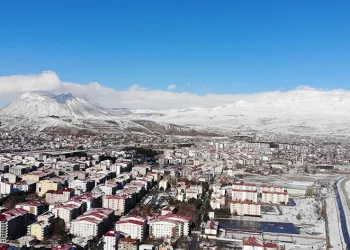 Tatvan’da kar yağışı