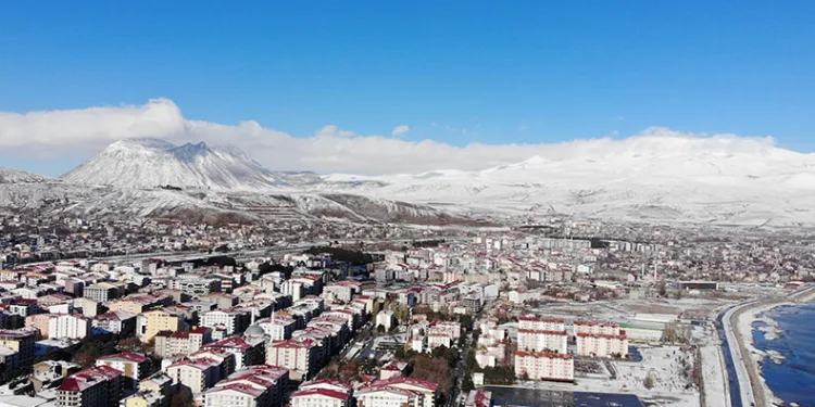 Tatvan’da kar yağışı