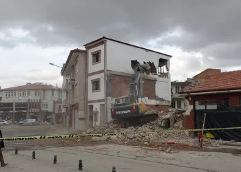 Ağır hasarlı binaların yıkımı sürüyor