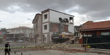 Ağır hasarlı binaların yıkımı sürüyor
