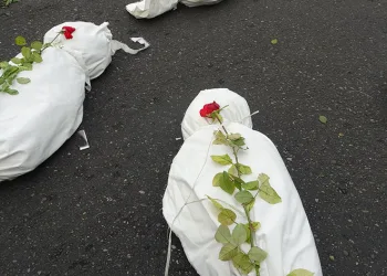 Sembolik cenazeler meydana dizildi