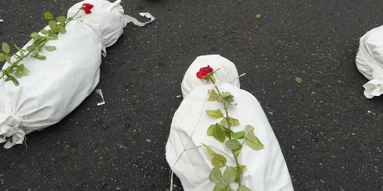 Sembolik cenazeler meydana dizildi