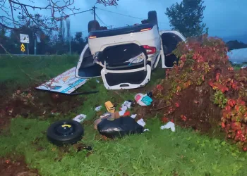 Direksiyon hakimiyetini kaybedince, otomobil takla attı