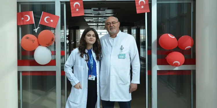Baba kız aynı hastanede şifa dağıtıyor