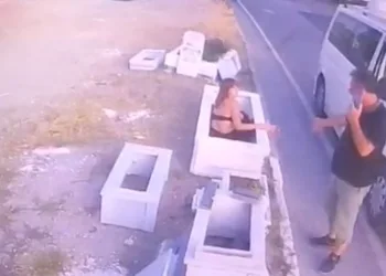 Koltuk dener gibi mezar taşı denedi