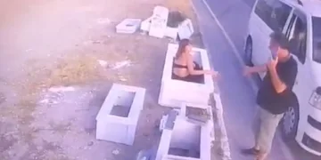Koltuk dener gibi mezar taşı denedi