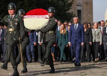 Özgür Özel, Anıtkabir’i ziyaret etti
