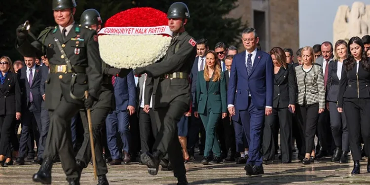 Özgür Özel, Anıtkabir’i ziyaret etti