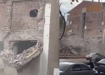 Hasarlı binayı yıkarken sağlam bina zarar gördü