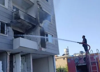 Hatay’da ağır hasarlı binada yangın çıktı