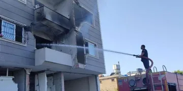 Hatay’da ağır hasarlı binada yangın çıktı