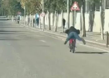Motosikletle tehlikeli yolculuk kameraya yansıdı
