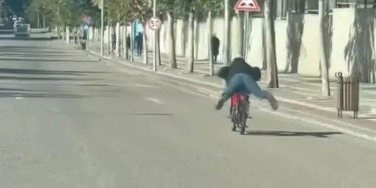 Motosikletle tehlikeli yolculuk kameraya yansıdı