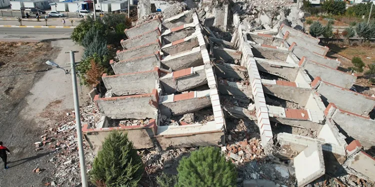 Adıyaman’da binalar tek tek yıkılıyor
