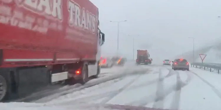 Kuzey Marmara otoyolunda yoğun kar yağışı