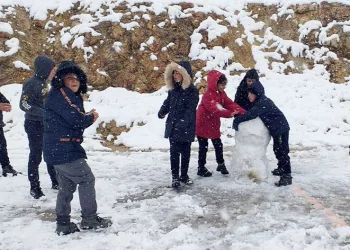 Bayburt’ta çocukların kar sevinci