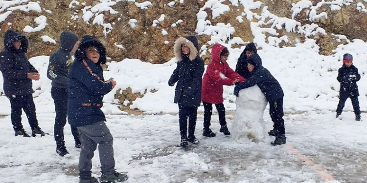 Bayburt’ta çocukların kar sevinci
