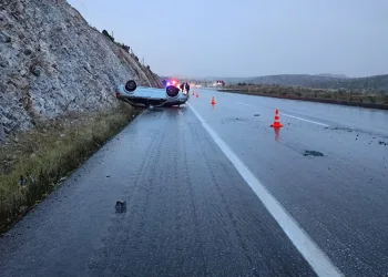 Takla atan araçta 1′ i bebek 3 kişi yaralandı