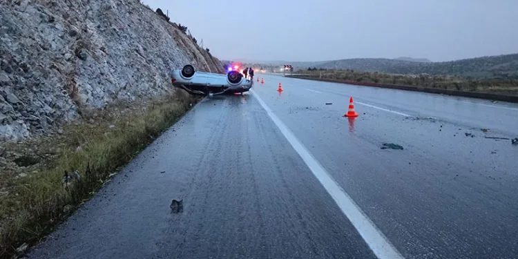 Takla atan araçta 1′ i bebek 3 kişi yaralandı