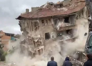 Ağır hasarlı bina saniyeler içerisinde yıkıldı