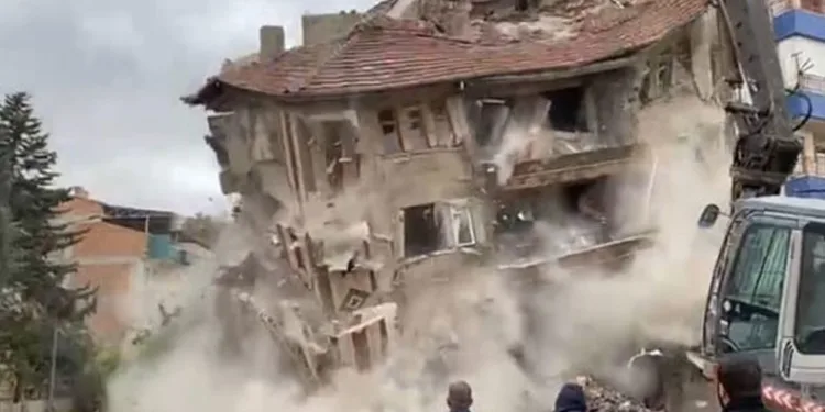 Ağır hasarlı bina saniyeler içerisinde yıkıldı