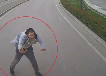 Taksicilerden kaçarken, otobüsün önüne atladı