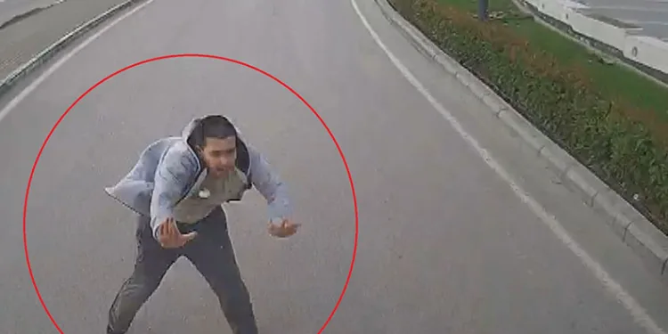 Taksicilerden kaçarken, otobüsün önüne atladı