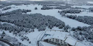 Pelitözü Gölparkı beyaza büründü