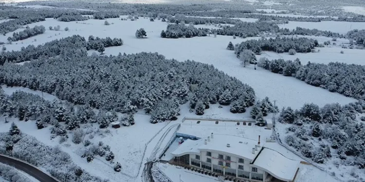 Pelitözü Gölparkı beyaza büründü
