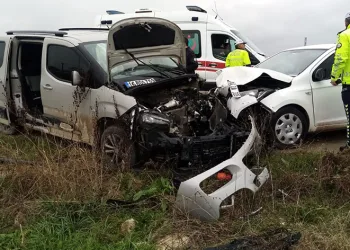 İnegöl’de ticari araç ile otomobil kafa kafaya çarpıştı
