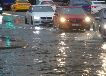 Kartal’da şiddetli yağış sonrası caddeleri su bastı