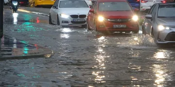 Kartal’da şiddetli yağış sonrası caddeleri su bastı