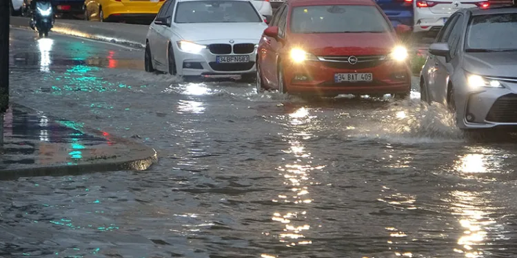 Kartal’da şiddetli yağış sonrası caddeleri su bastı