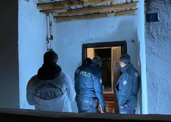 Husumetlisinin evine ateş açtı