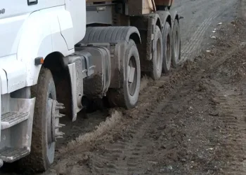 Yasağa rağmen kullandıkları yolda çamura saplandı