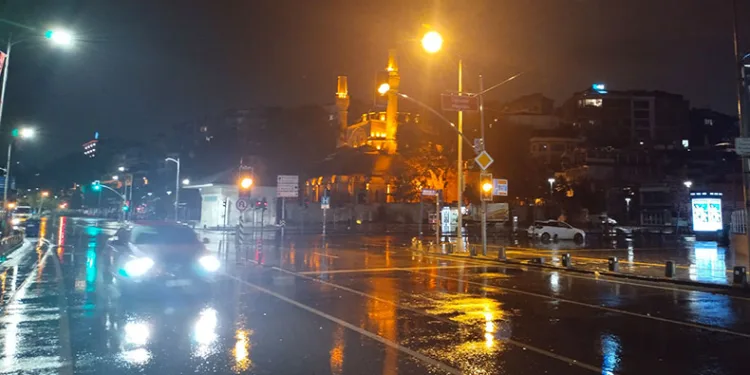 İstanbul’da beklenen sağanak başladı