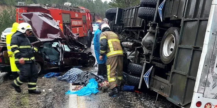 Cenazeye gidenleri taşıyan midibüs ile otomobil çarpıştı
