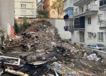 Evsiz adam kurduğu kulübede yanarak can verdi