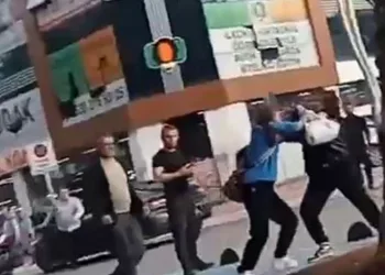 Elinde silah ile saldırdı