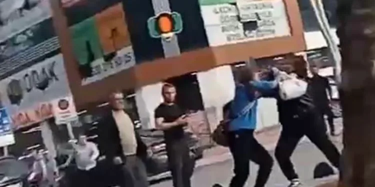 Elinde silah ile saldırdı