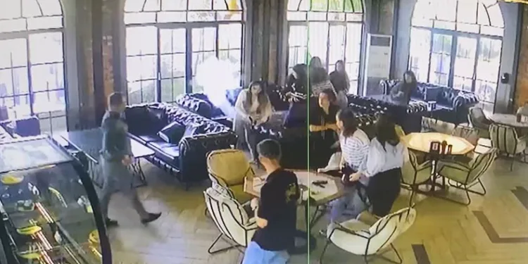 Kafeteryada patlayan telefon paniğe neden oldu