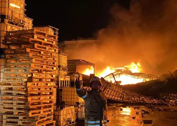 Kimyasal madde deposunda büyük yangın