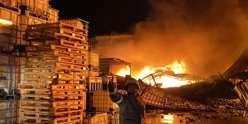 Kimyasal madde deposunda büyük yangın