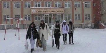 Öğrenciler evlerine gitmekte güçlük çekti
