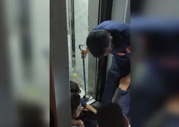 Ayağı asansöre sıkışan çocuğu itfaiye kurtardı