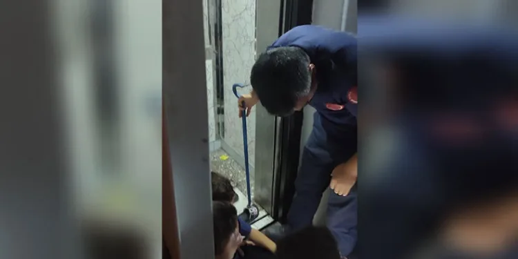 Ayağı asansöre sıkışan çocuğu itfaiye kurtardı