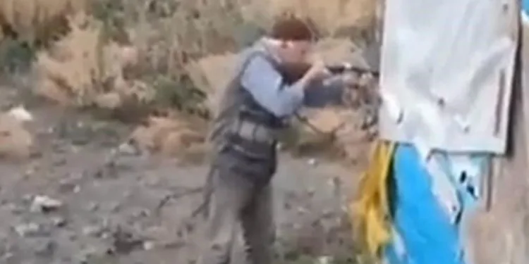 Yolun ortasında 2 köpeği vurdu