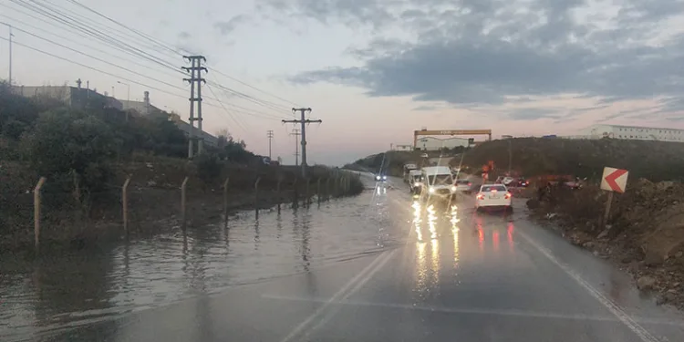 Gemlik’te sel suları yolu kapattı, trafik aksıyor