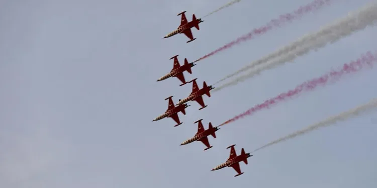 Manisa semaları Türk Yıldızlarını ağırladı