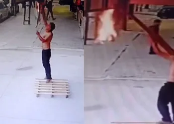 Gömleğini çıkartıp iş yerinin tabelasını yaktı